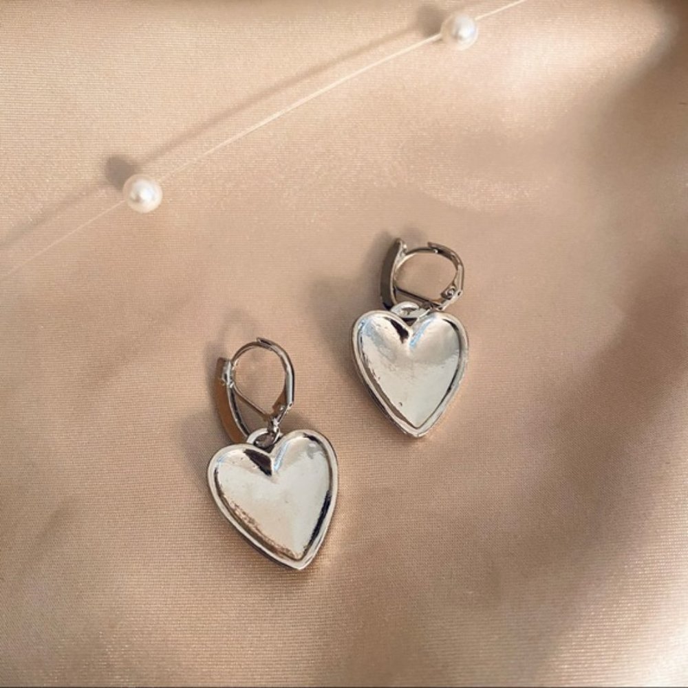 Roman Art Portrait Heart Huggie Earrings Silver - Picture 7 of 10